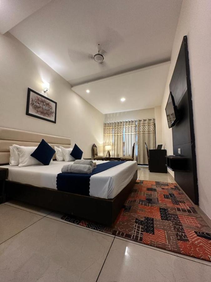 Hotel Jb Residency !! Luxurious & Royal Balcony Rooms !! Large Rooms Zirakpur Екстер'єр фото