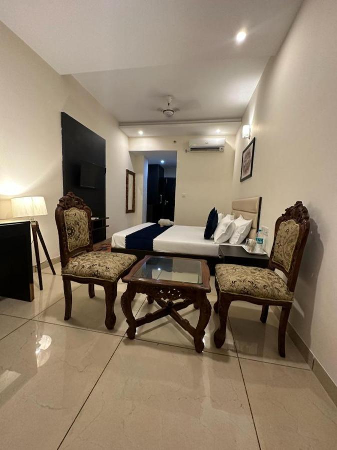 Hotel Jb Residency !! Luxurious & Royal Balcony Rooms !! Large Rooms Zirakpur Екстер'єр фото
