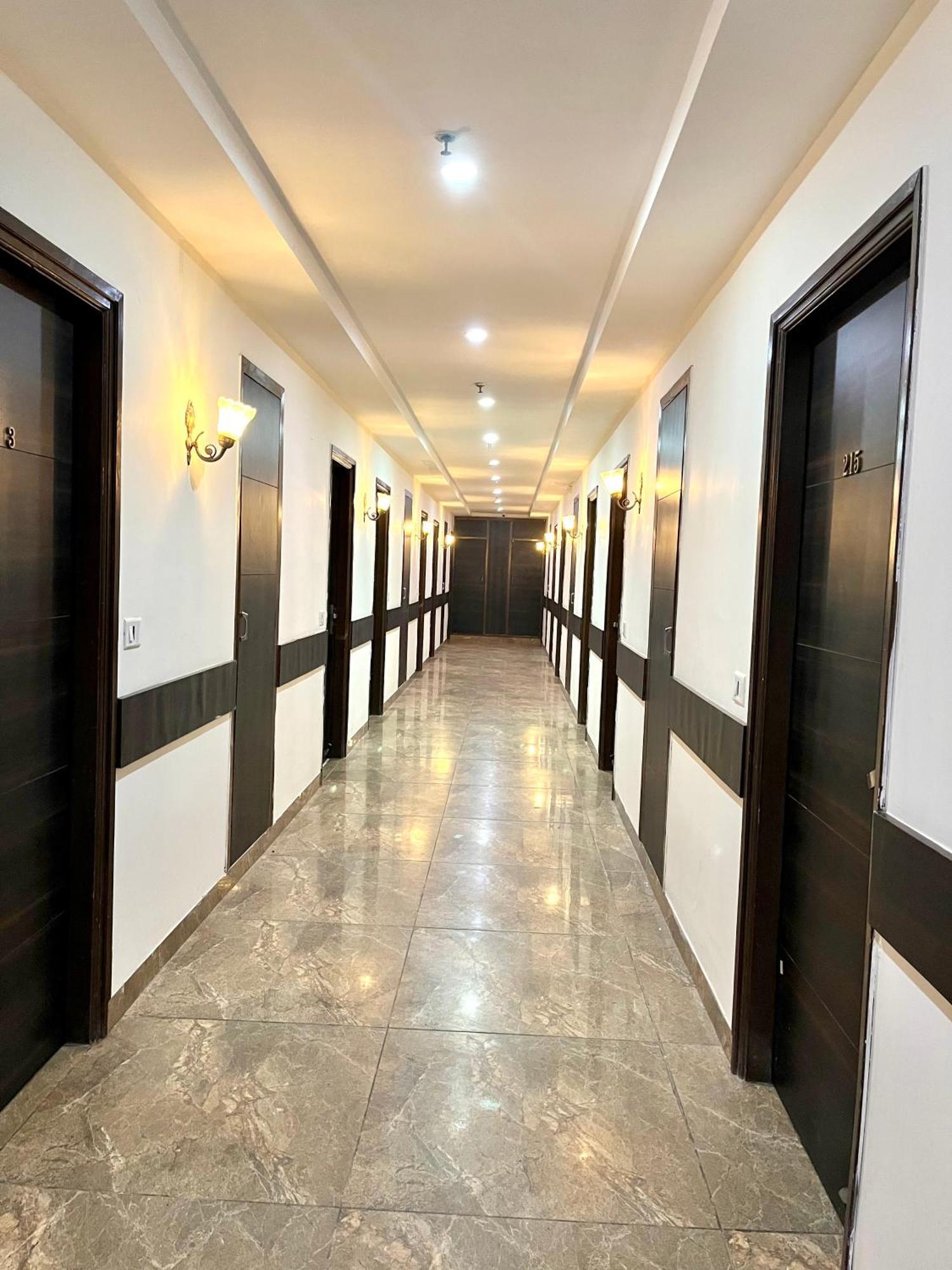 Hotel Jb Residency !! Luxurious & Royal Balcony Rooms !! Large Rooms Zirakpur Екстер'єр фото