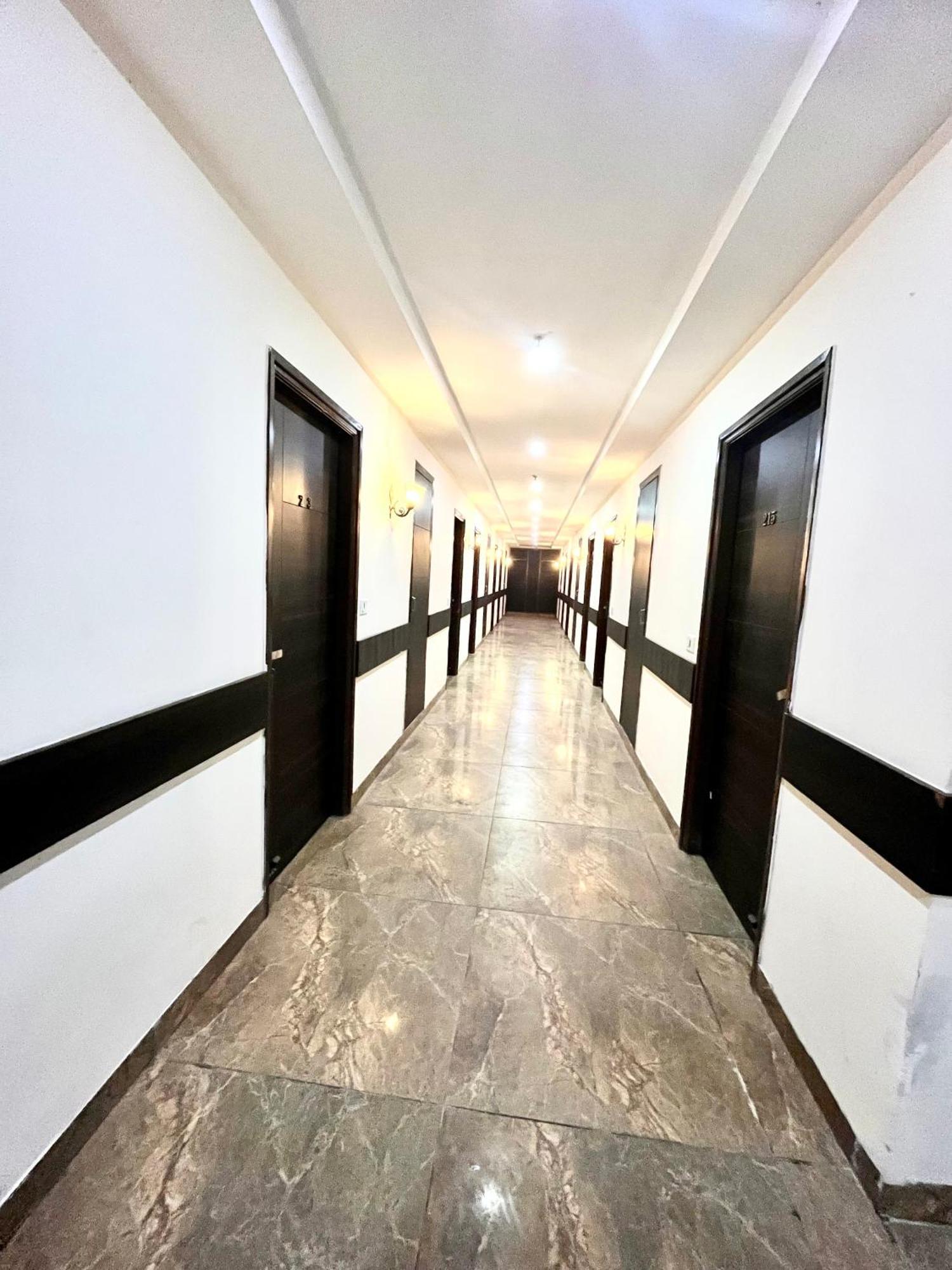 Hotel Jb Residency !! Luxurious & Royal Balcony Rooms !! Large Rooms Zirakpur Екстер'єр фото