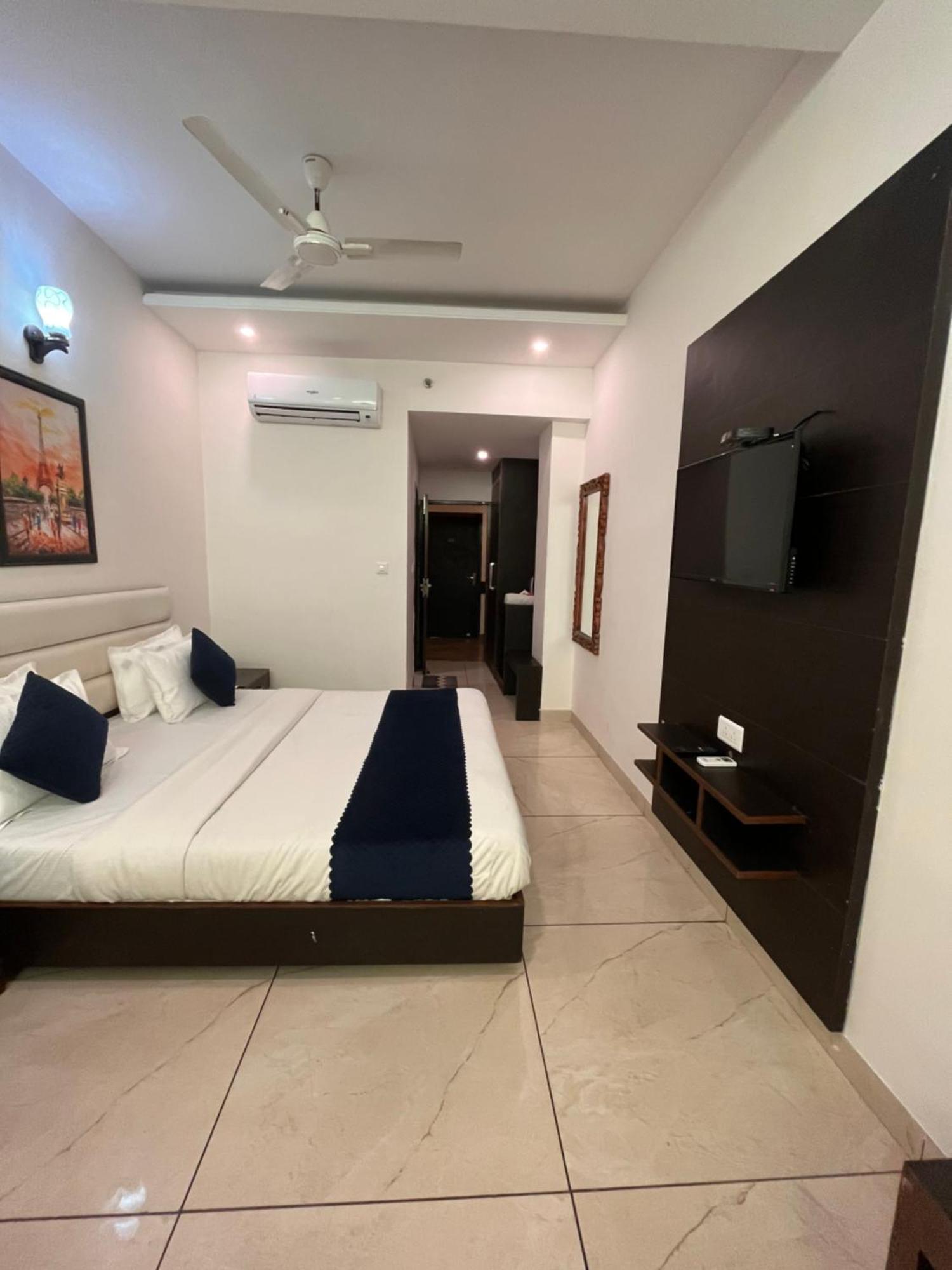 Hotel Jb Residency !! Luxurious & Royal Balcony Rooms !! Large Rooms Zirakpur Екстер'єр фото