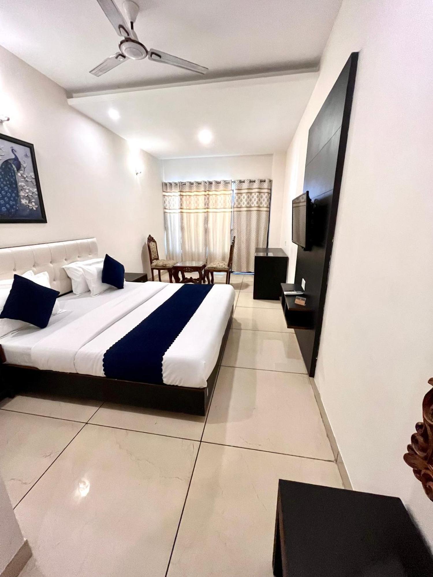 Hotel Jb Residency !! Luxurious & Royal Balcony Rooms !! Large Rooms Zirakpur Екстер'єр фото