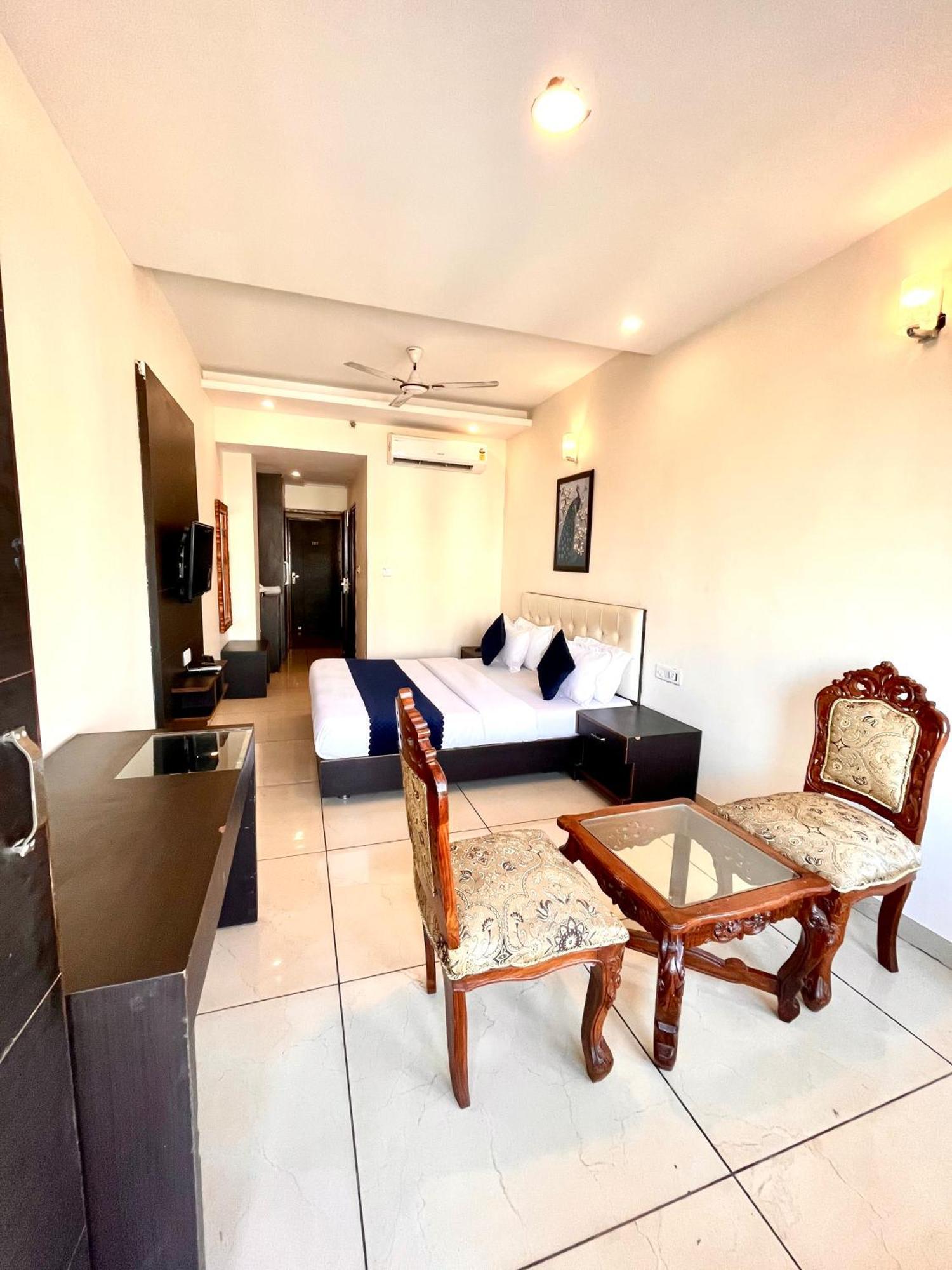 Hotel Jb Residency !! Luxurious & Royal Balcony Rooms !! Large Rooms Zirakpur Екстер'єр фото