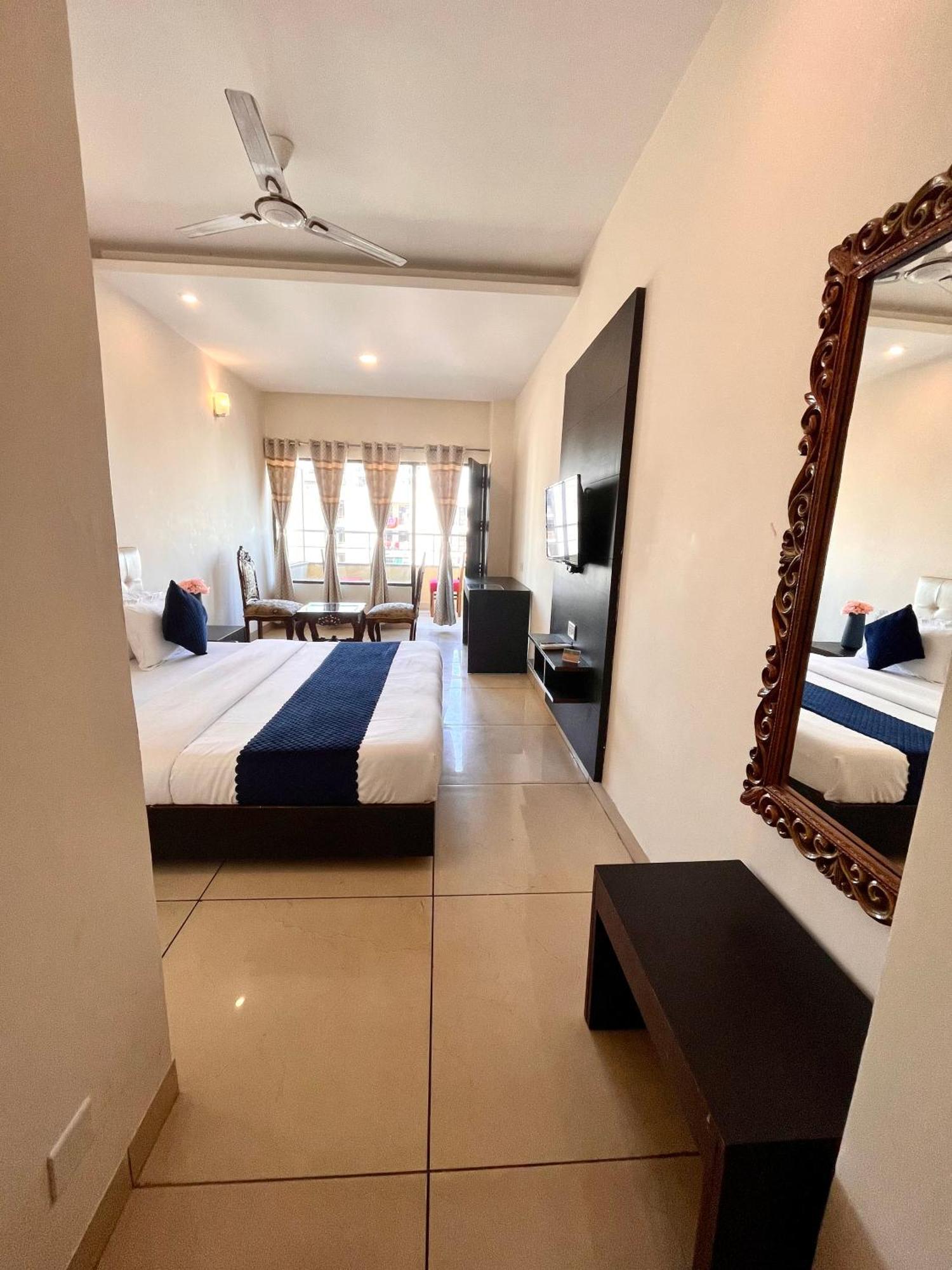 Hotel Jb Residency !! Luxurious & Royal Balcony Rooms !! Large Rooms Zirakpur Екстер'єр фото