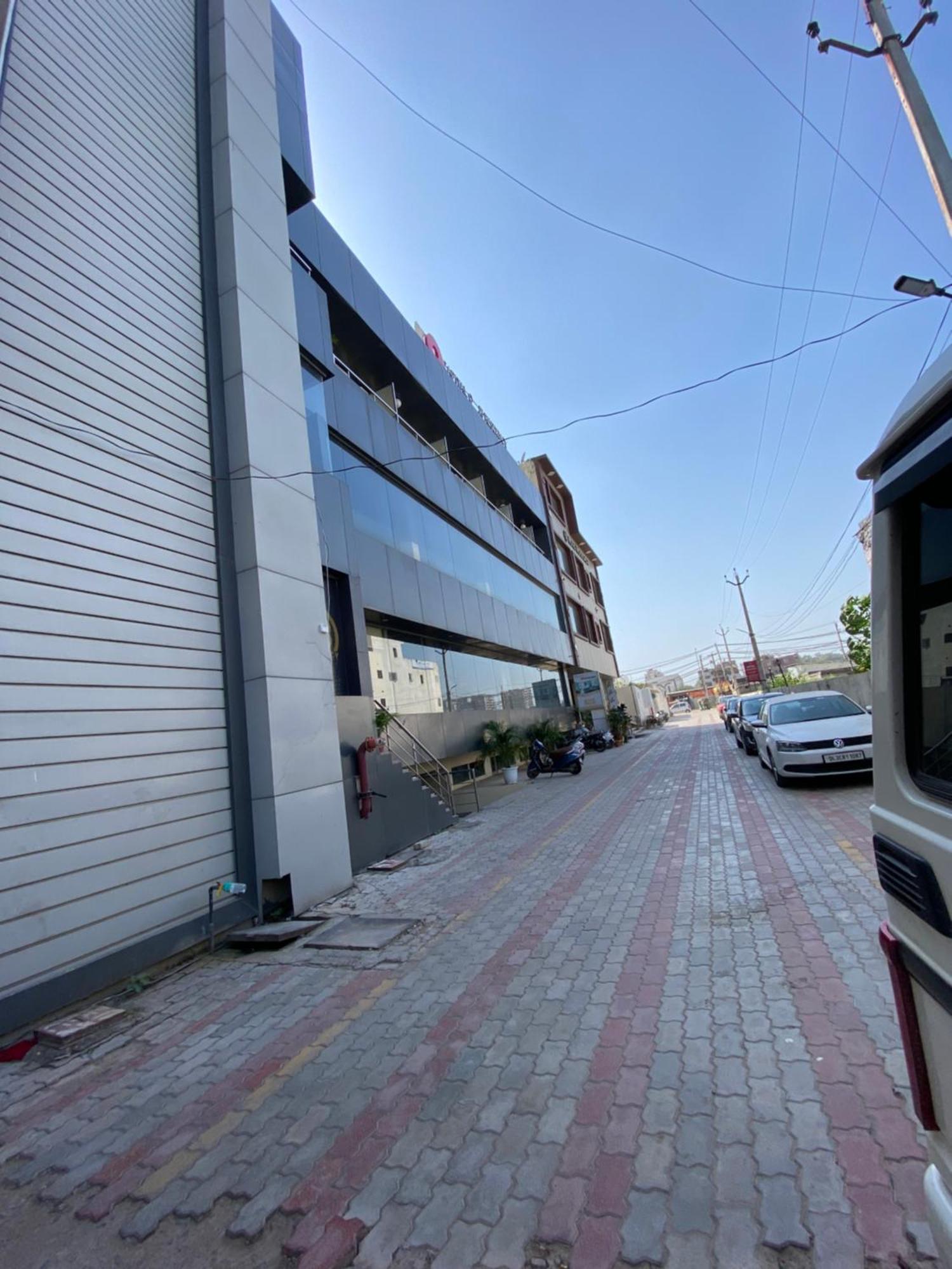 Hotel Jb Residency !! Luxurious & Royal Balcony Rooms !! Large Rooms Zirakpur Екстер'єр фото