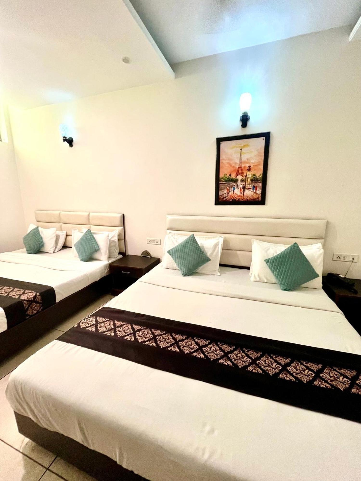 Hotel Jb Residency !! Luxurious & Royal Balcony Rooms !! Large Rooms Zirakpur Екстер'єр фото