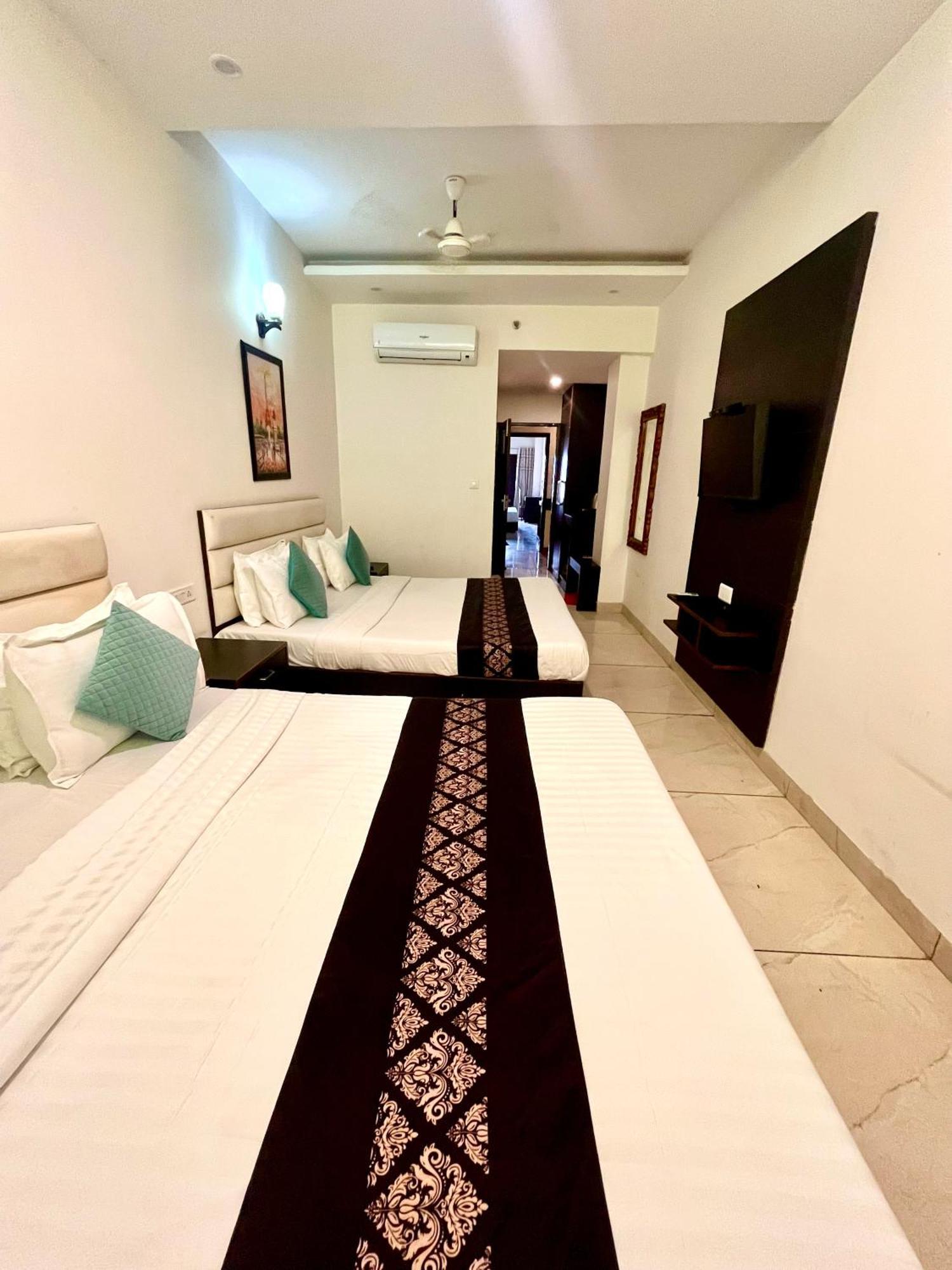 Hotel Jb Residency !! Luxurious & Royal Balcony Rooms !! Large Rooms Zirakpur Екстер'єр фото